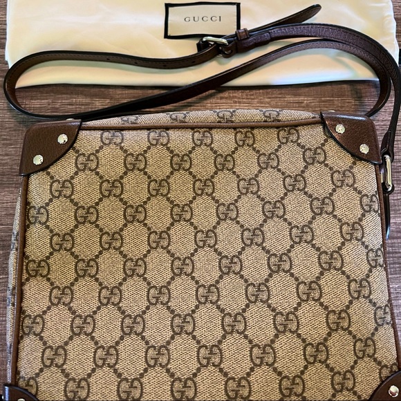 *SOLD* EUC Gucci GG Supreme trunk messenger bag - Picture 2 of 14